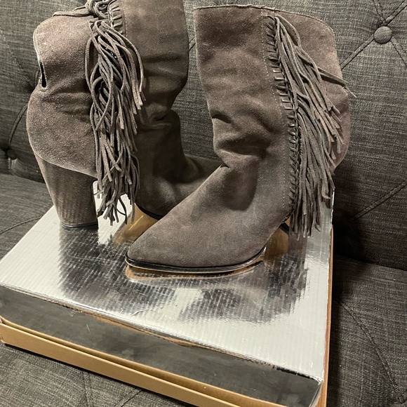 Grey Western Booties, Suede Dolce Vita 3.5 in., size 9.5 W US w/fringe,no zipper - Picture 4 of 5